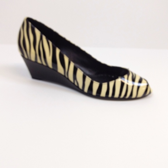 Gianni Bini Penni Zebra Peep Toe Wedge - Picture 5 of 8